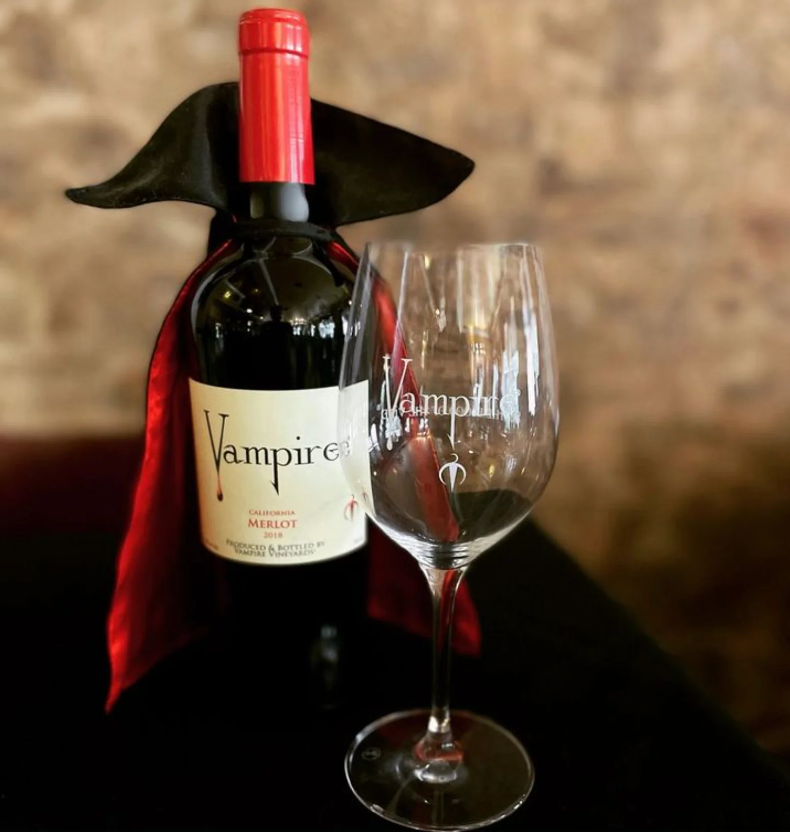 VAMPIRE® MERLOT WITH VAMPIRE WINE CAPE - Image 5